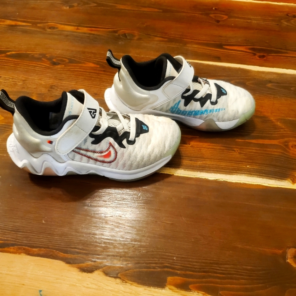 Girls basketball shoes